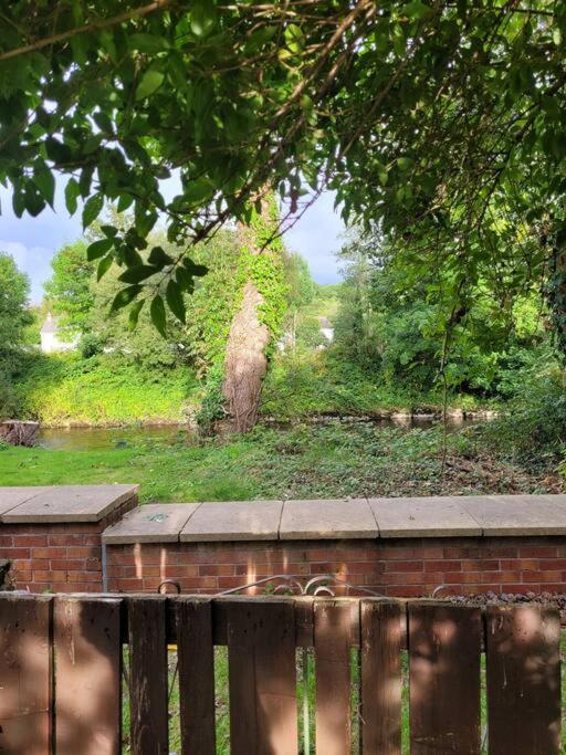 Riverside Bungalow - Direct River Access! Ystradgynlais Exteriör bild