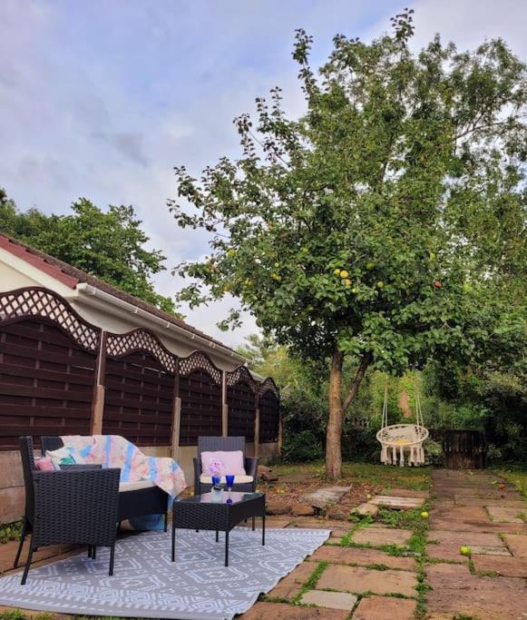 Riverside Bungalow - Direct River Access! Ystradgynlais Exteriör bild