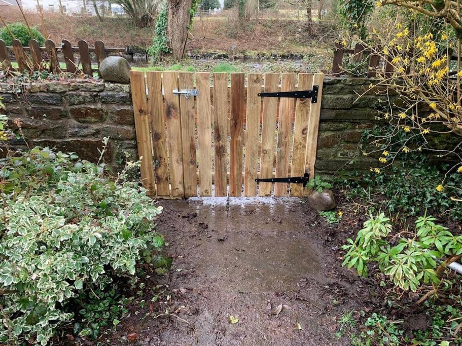Riverside Bungalow - Direct River Access! Ystradgynlais Exteriör bild
